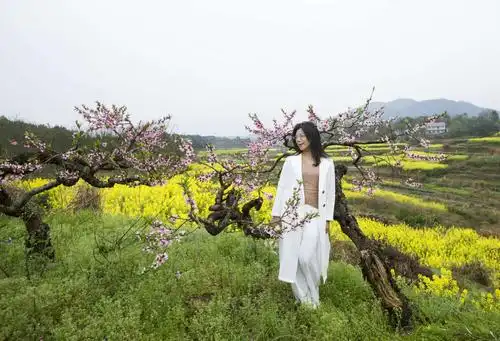 气质不凡的深圳美女尽情享受着大自然的风光.