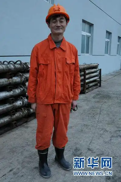 在他的引领下,记者走进了每日下矿工人的准备工作室.