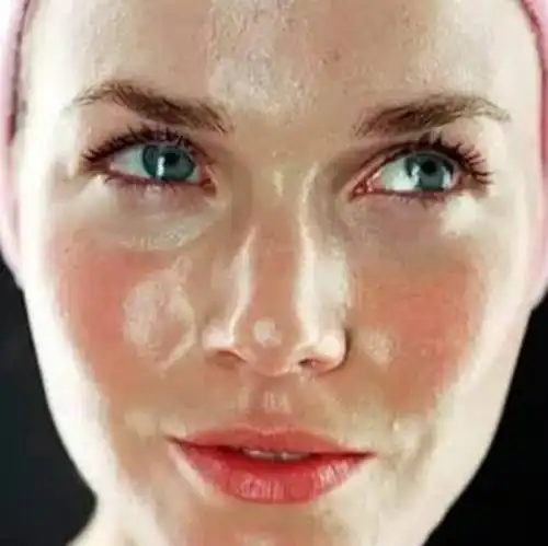 有着大油田的妹子可要记住了:水才能克油,油性皮肤最容易外油内干.