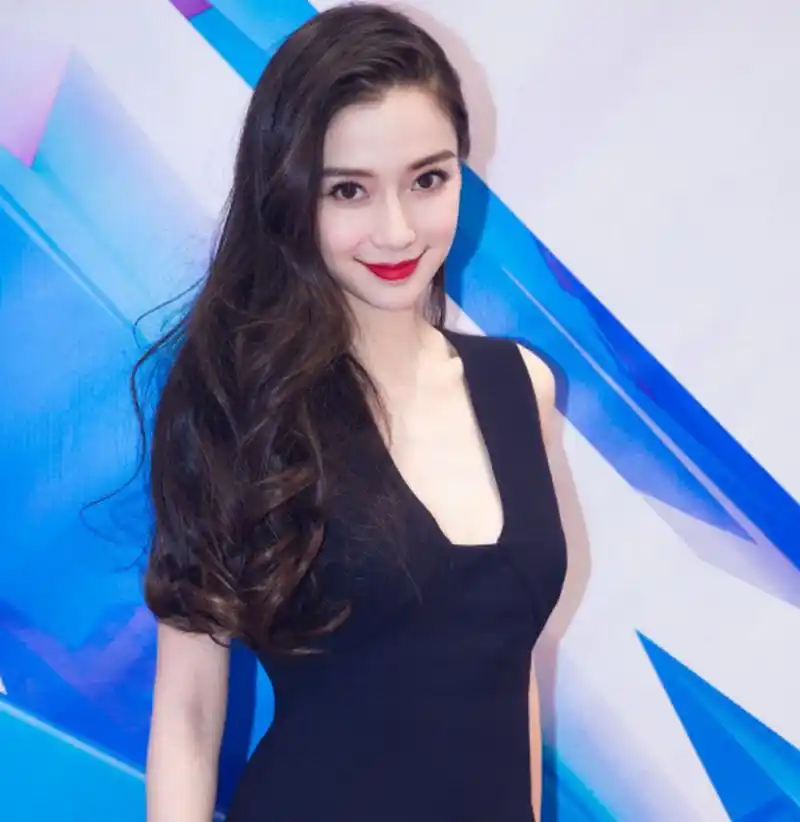 知名媒体曝光了黄晓明与杨颖的近况,两人虽然早已离婚,但却前后脚出入