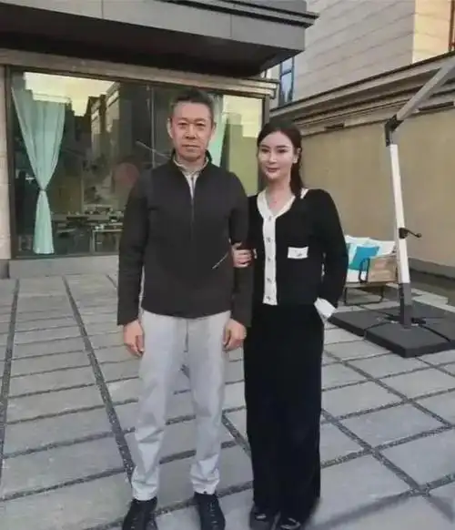 67岁张丰毅和55岁二婚妻子霍凡同框照!