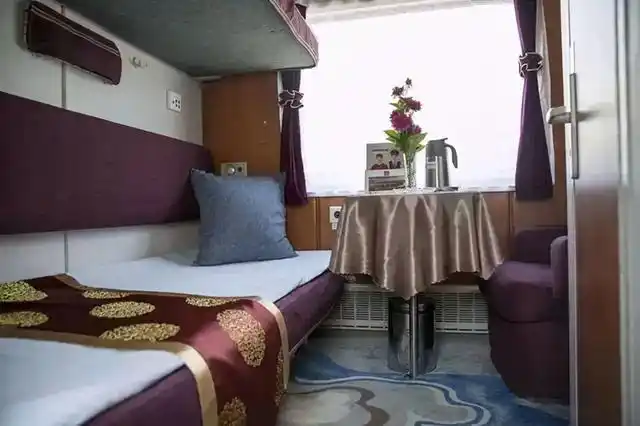 高包软卧的价格大约是普通软卧的2倍左右,内部配置是这样的:上下铺,一