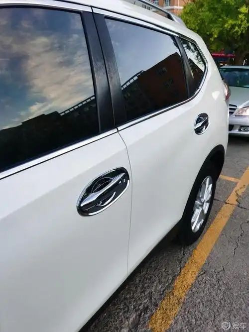 奇骏的车,车漆薄,又是白色的,掉点漆更显眼.