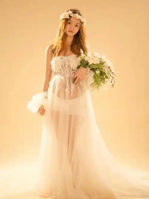 暖调白裙孕妇照