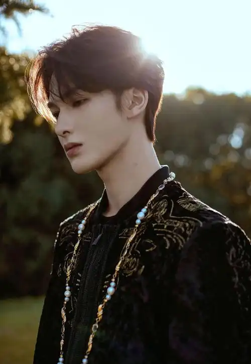 朱正廷印花西服帅气图片写真