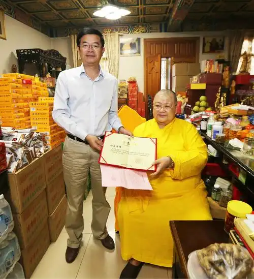 改善民生               2015年8月10日上午,妙乐法师在黄梅妙乐寺