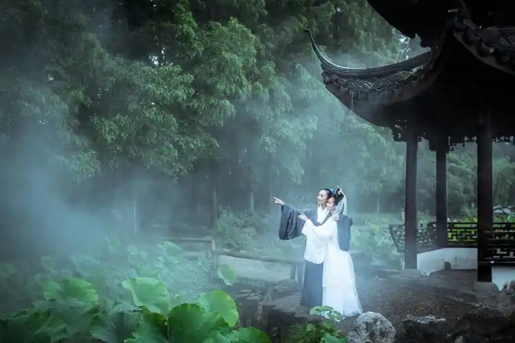 西湖边惊现穿越白娘子!