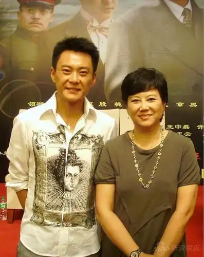 王斑携望族再遭央胡玫赞其不可替代