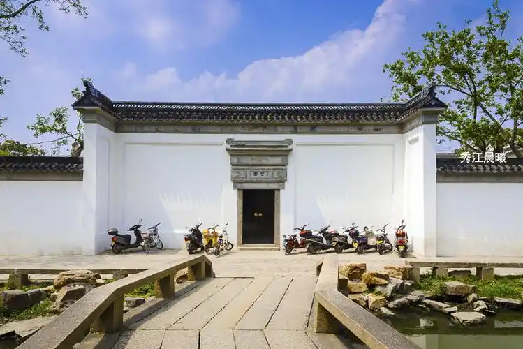 沧浪亭大门面南背北,临篈河而建.