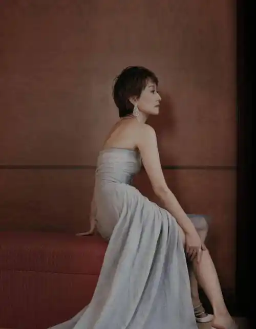 马伊琍身材太好黑色修身斜肩长裙大气又时髦人到中年更有魅力