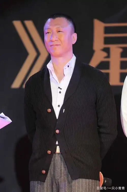 他是许多人心中的"黑道大哥",出道前饱尝辛酸,还以捡破烂为生