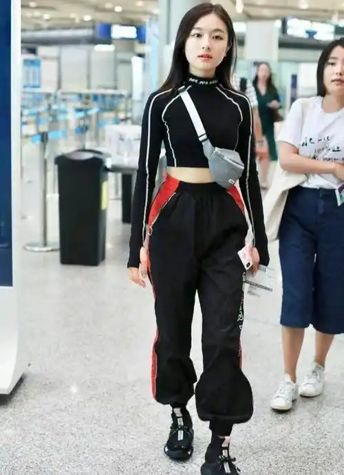 李兰迪瘦了真惊艳,黑色短上衣配运动裤,邻家酷女孩风真时尚_张子枫