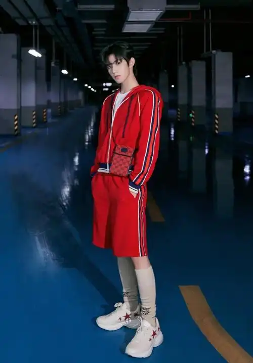 上图是时代少年团的刘耀文,他穿了一件红色的镶深蓝边边的运动外套,这