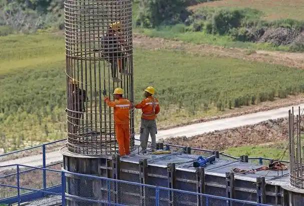 襄汾县国道108项目南沟大桥施工现场,工人们正在进行桥梁下部结构作业