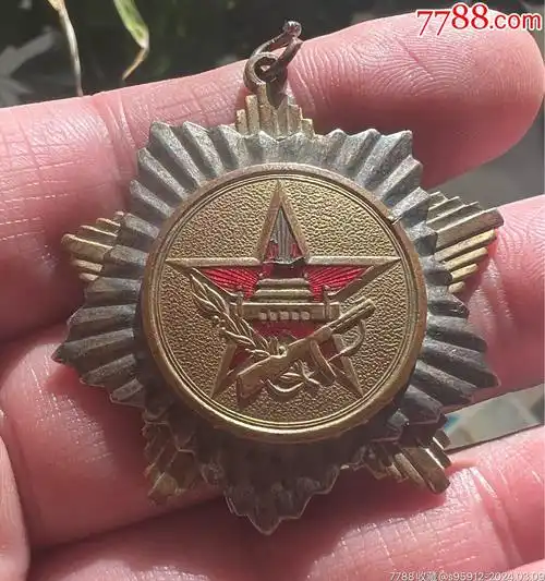 图片即可轻松放大,缩小更多"主题徽章"商品>>>>99解放华中南纪念章!