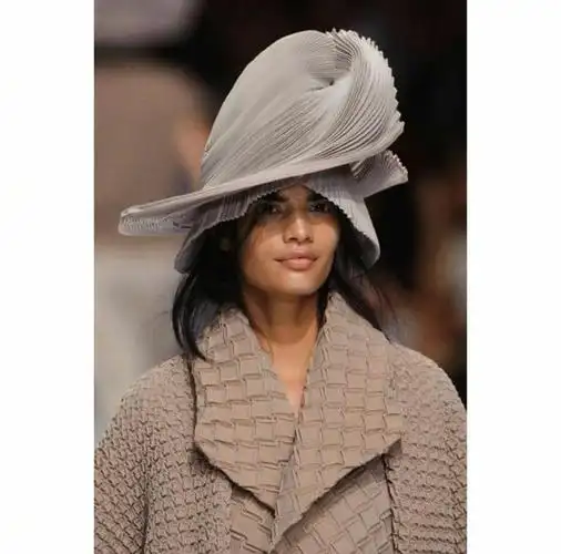 原创渔夫帽鸭舌帽很时尚今年的t台模特们的帽子都超夸张