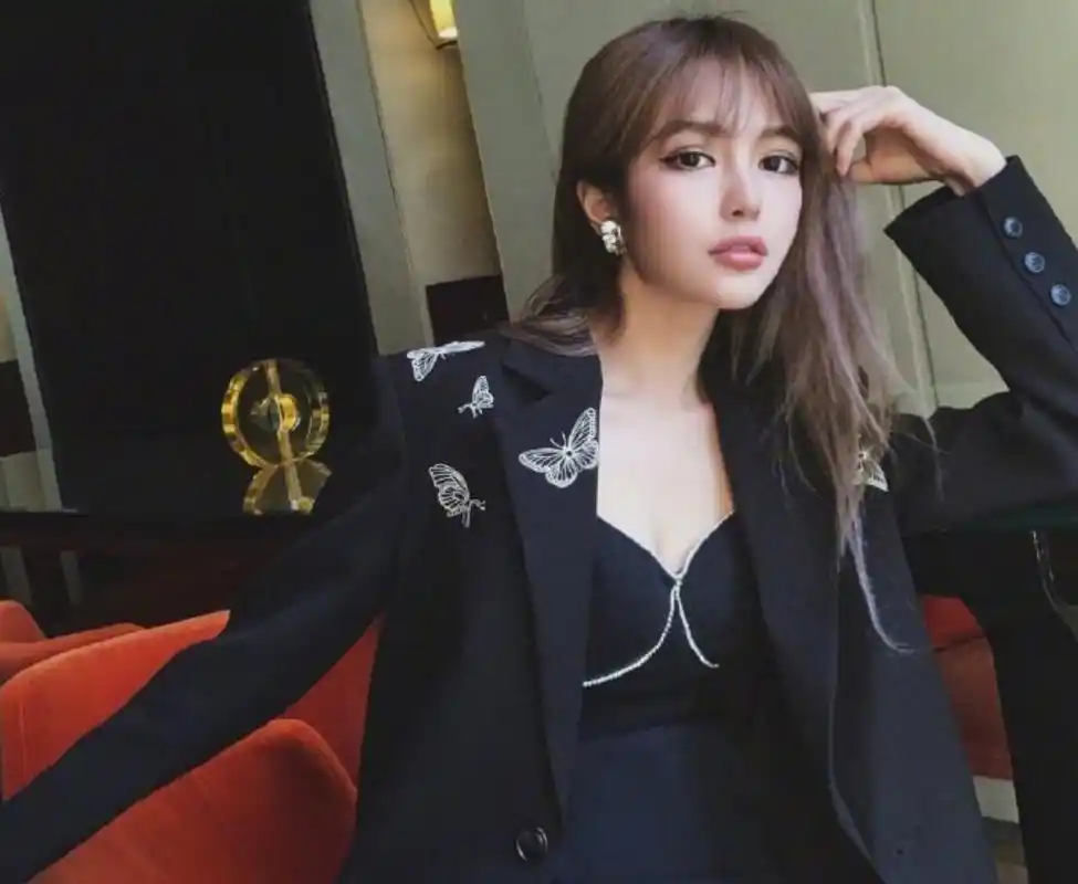 周扬青深夜染发眼神凌厉坐姿霸气 翻牌网友互动热聊