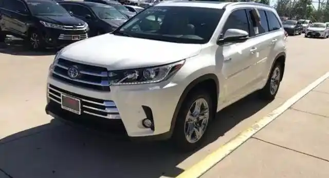 颜值高,空间大,配6座的丰田汉兰达你会买吗?