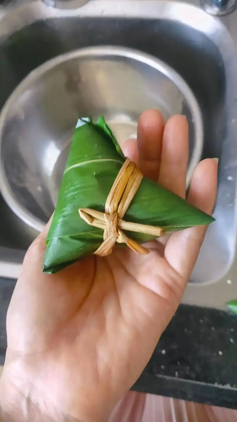 记录人间烟火味#包粽子咯 #手工肉粽做法  - 抖音