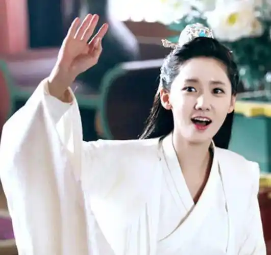 在电视剧《武神赵子龙》中,林允儿扮演的夏侯轻衣,是赵子龙的初恋情人