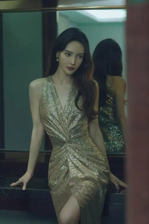 金晨穿鎏金长裙秀完美身材细腰长腿吸睛