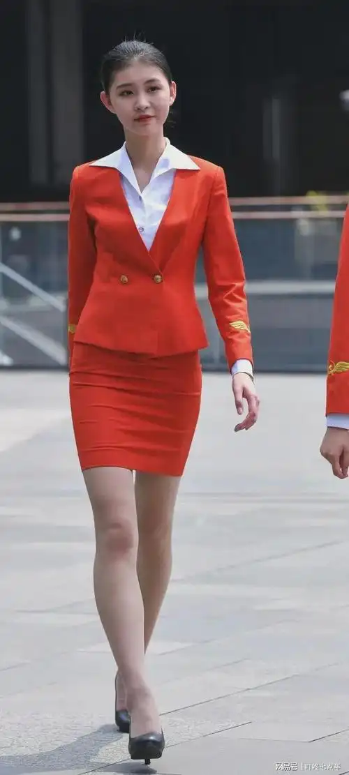 惊艳!穿红色职业套裙的礼仪小姐搭配黑色高跟鞋
