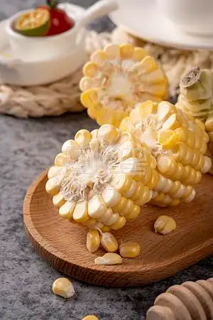 图怪兽原创元素木托盘上的玉米段