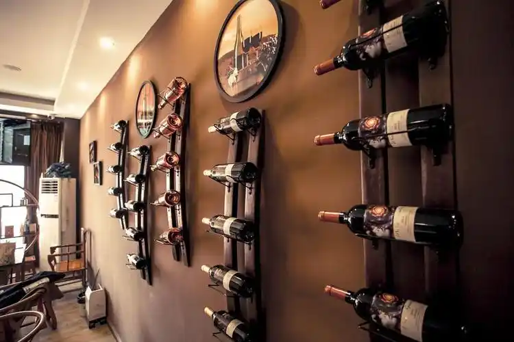 红酒专卖店如何在装修上给人耳目一新的感觉?