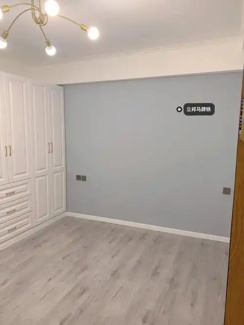 简单方便,马蹄铁属于淡色系,用普通乳胶漆就可以调出这个颜色,不用