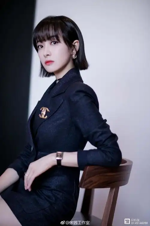 30岁的宋茜就是会穿波波头发型搭配休闲穿个性十足气场全开