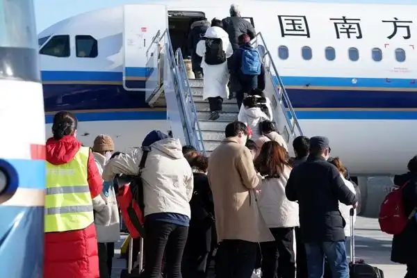 资料图 王有勉 摄影 旅客登机.jpg