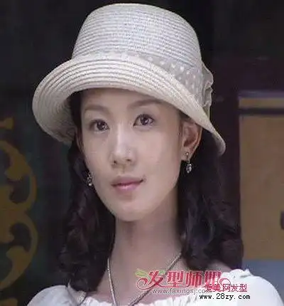 新生代演员刘丛丹枪花中良多以气质型的半扎发造型出镜,这款全露额头