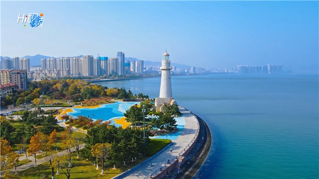 威海悦海公园碧空如洗层林尽染佳景醉游人