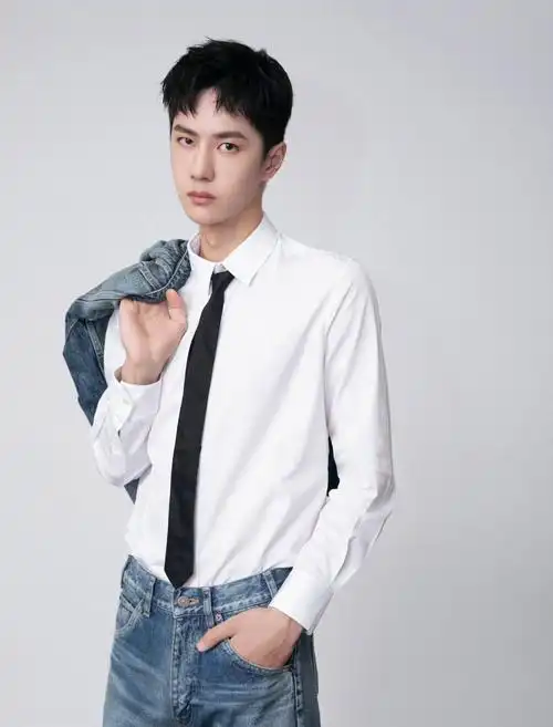 王一博:身穿白衬衫领带搭配celine牛仔衣成熟稳重不失青春活力
