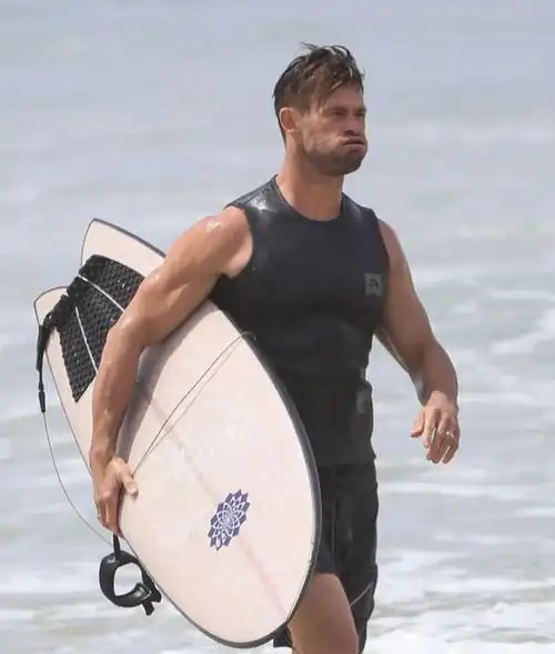 雷神锤哥最新冲浪图来了这个翘臀和表情包太配了