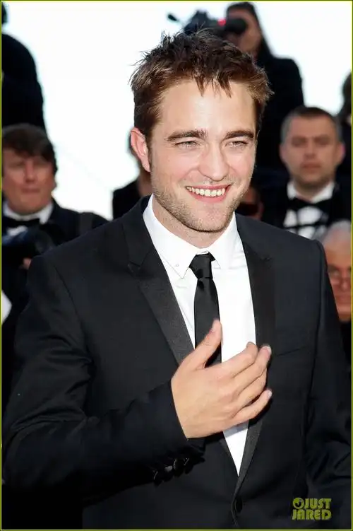 高清戛纳电影节在路上首映帕丁森坏笑撑女友场