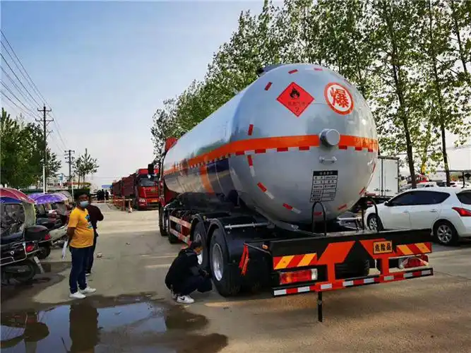 解放j6前四后八液化气槽车