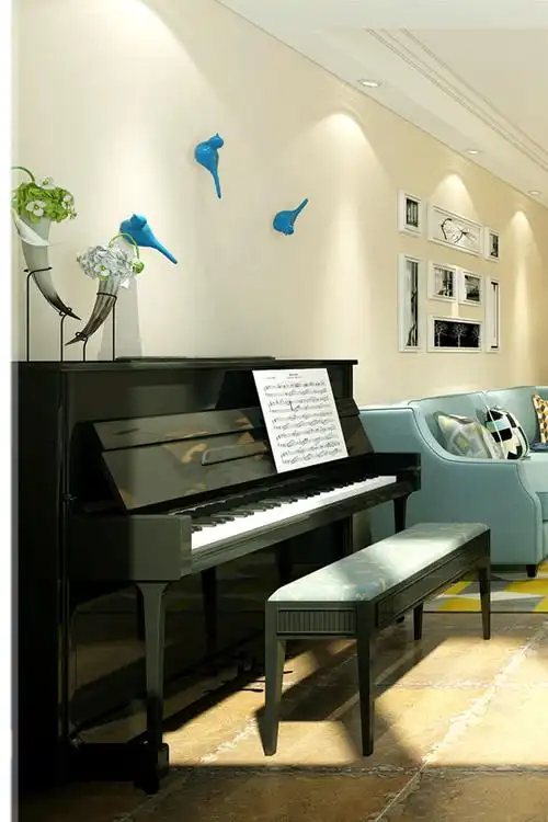 钢琴放在沙发的边上,阳光充足.