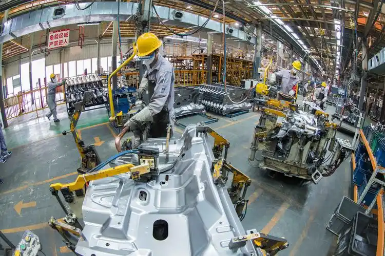 工人们正在装配汽车 图/孙凯芳