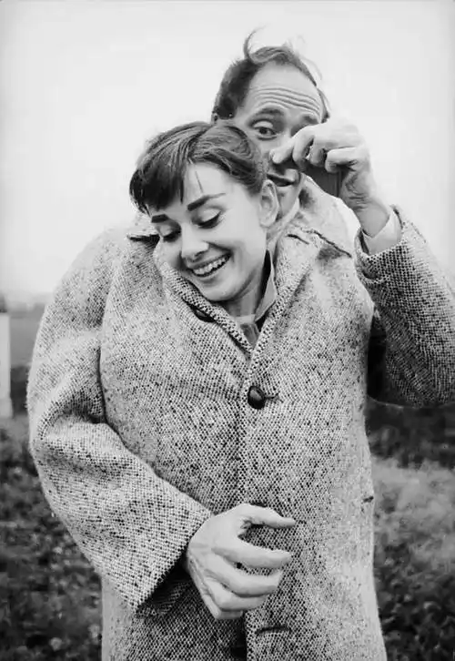 奥黛丽赫本风华绝代,玛丽莲梦露风情万种,谁的魅力更具女人味_生活