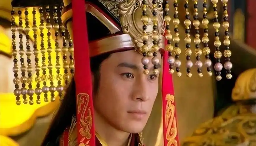 西汉初期,一个钓鱼老翁意外落水身亡,无意间开启一个千年世家?