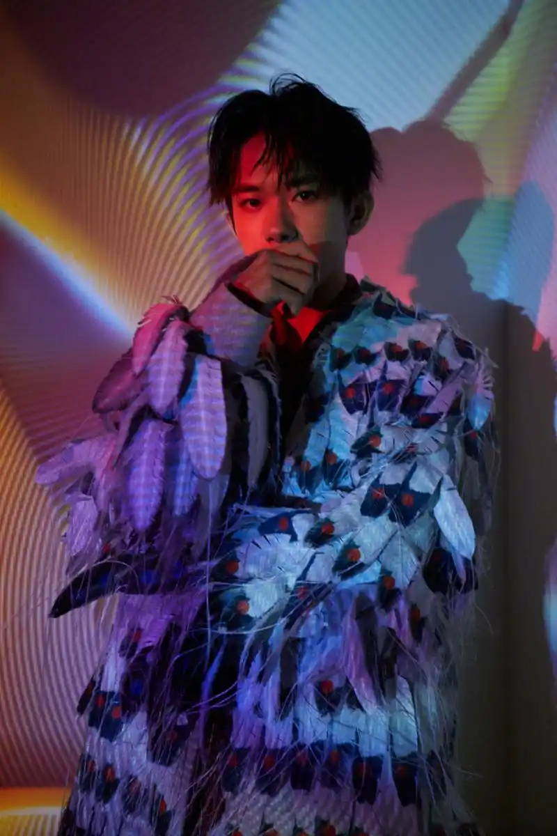 易烊千玺亮相tfboys六周年深圳演唱会,无论是设计感十足的羽毛披肩