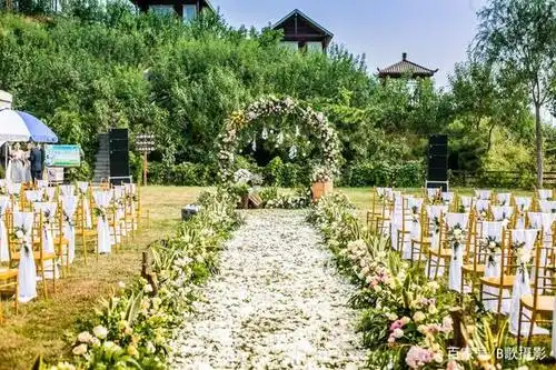 《户外草坪婚礼布置》白日鼠-协助拍摄