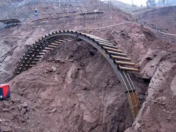 p>管棚法施工或称伞拱法,是地下结构工程浅埋暗挖时的超前支护结构.