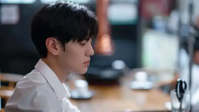 掉落一些何初逢剧照@biiiii毕雯珺今天中午12点,爱奇艺持续放送中99