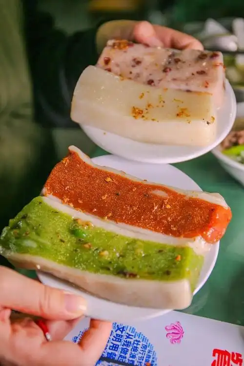 在崇安寺步行街区玉皇殿的背面,公花园秦起广场的一旁,竖立着一块牌子