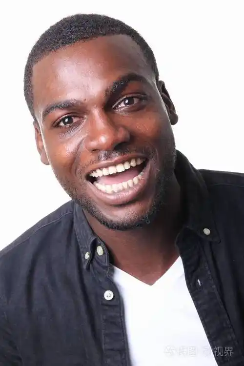 微笑的黑人摆姿势