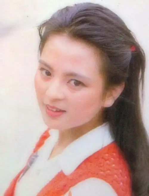 东方闻樱,国家二级演员,1963年02月09日出生于江西,2002年北京广播