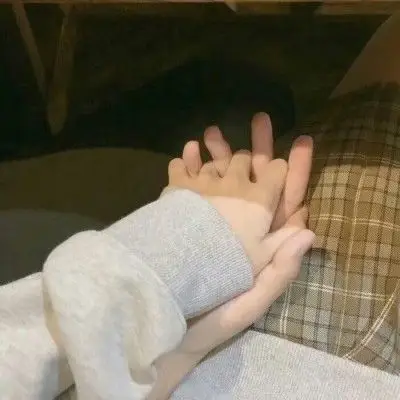 牵手头像只有手 手控情侣头像一左一右两个人