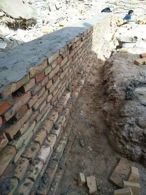 地基基础已经砌好了砖.